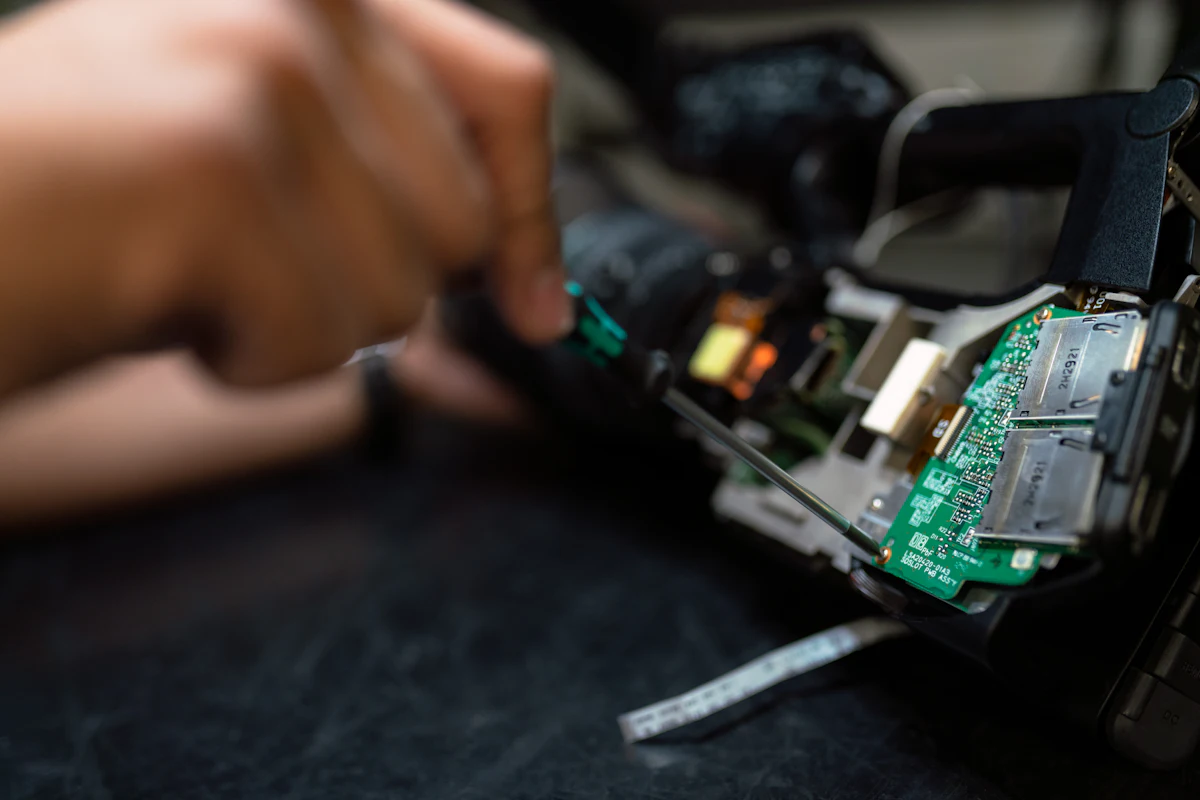 Técnico fazendo reparo em placa eletrônica